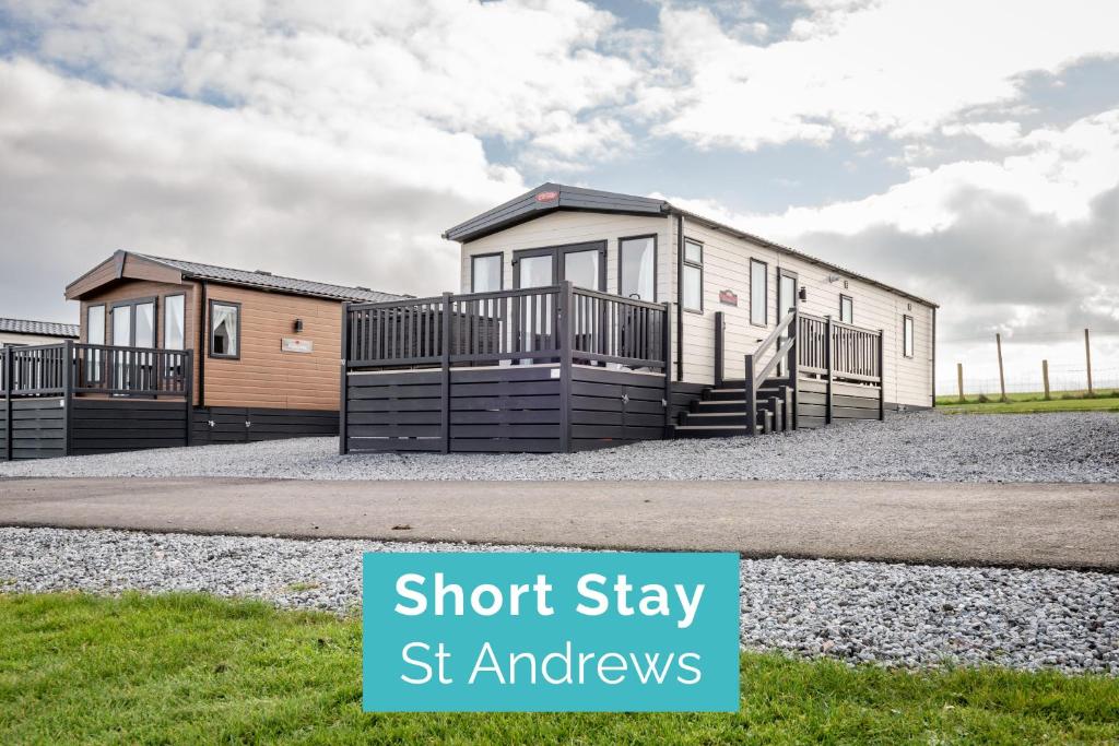 aominium building with a short stay st arrivements at Lodge 10 The Silverdale Close to St Andrews in St. Andrews