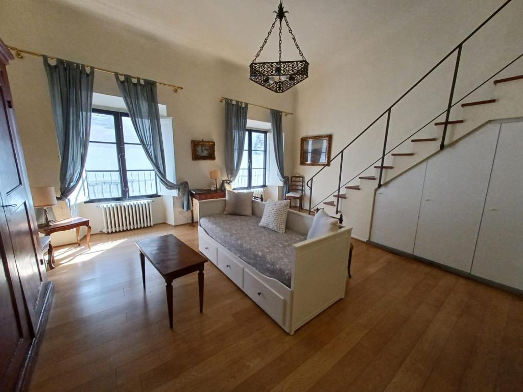 ein Wohnzimmer mit einem Sofa und einer Treppe in der Unterkunft Apt in Via Ginori in a historical palazzo with elevator in Florenz