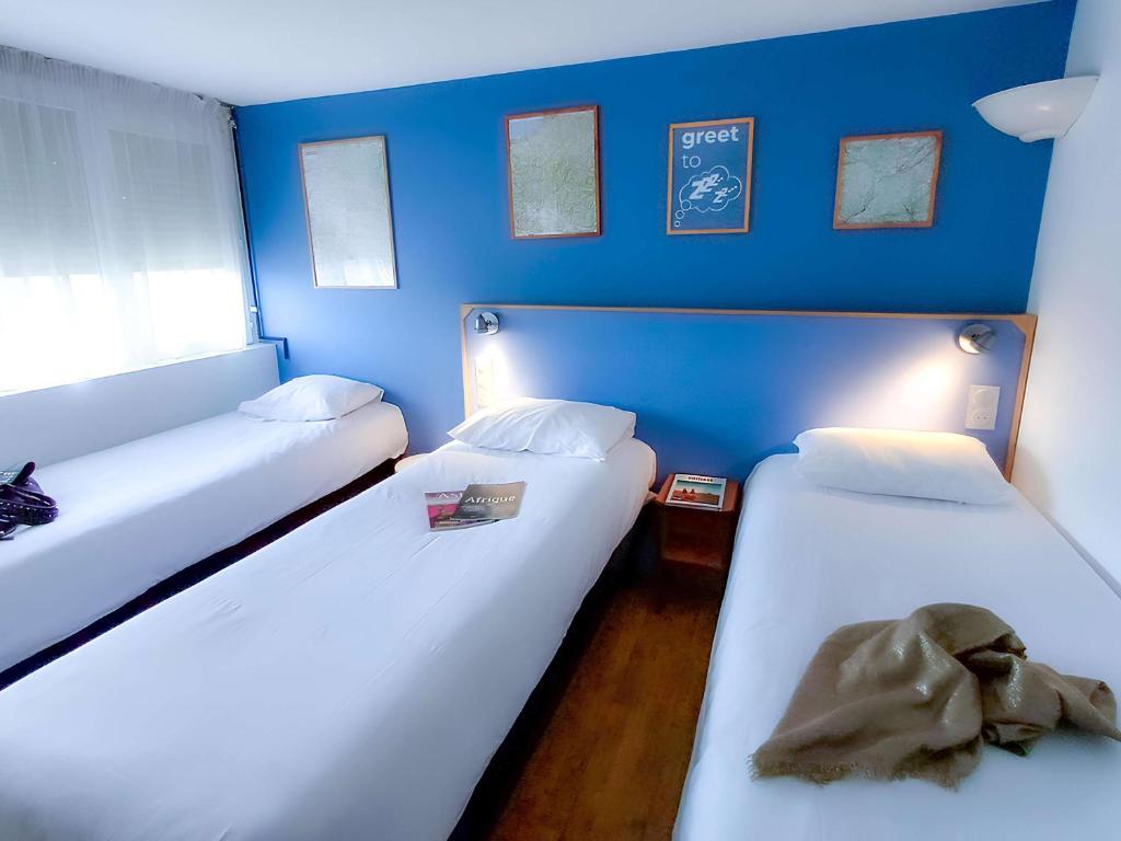 Postel nebo postele na pokoji v ubytování greet Hotel Belleville en Beaujolais A6