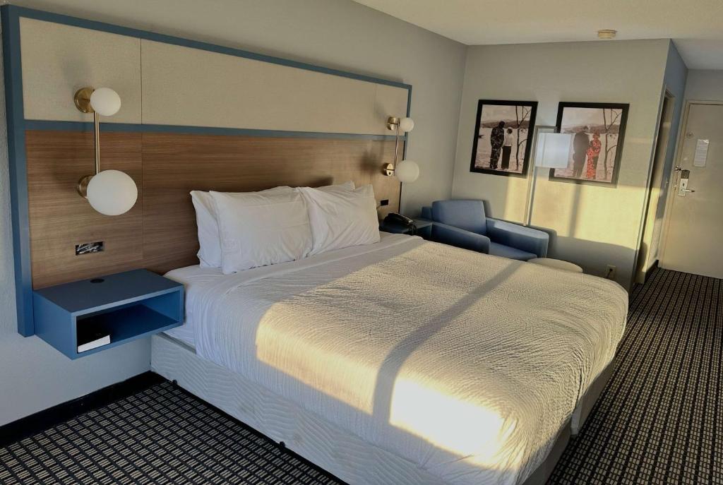 En eller flere senge i et værelse på AmericInn by Wyndham Reedsburg