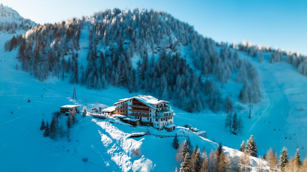 ein Haus auf einem schneebedeckten Berg in der Unterkunft Berghotel Gerlosstein in Hainzenberg