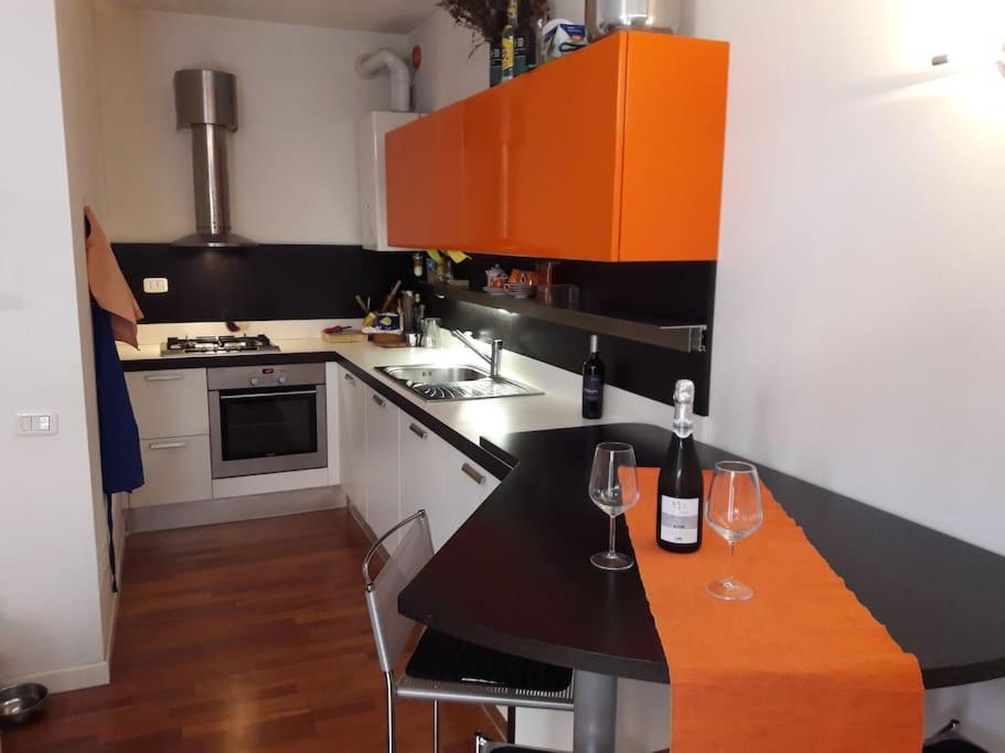 uma cozinha com um balcão com dois copos de vinho em Orange Casanova - Fibre-Optic Internet and Garden em Veneza