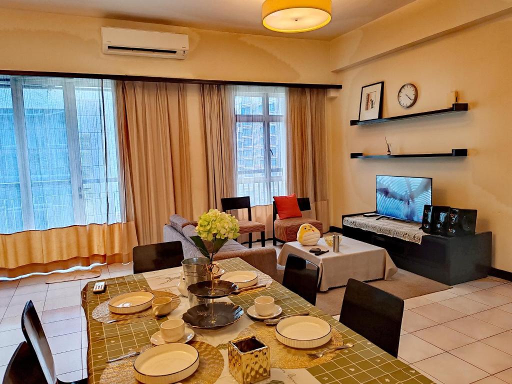 9 Changkat Jalan Alor Bukit Bintang Pavilion KLCC في كوالالمبور: غرفة معيشة مع طاولة طعام وغرفة معيشة