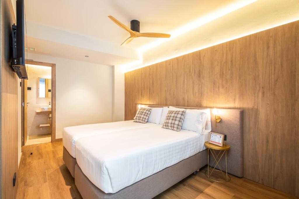 1 dormitorio con 1 cama y ventilador de techo en Nommadas Jero -Only Adults, en Valencia