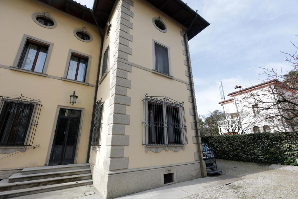 eine Außenansicht des Hauses in der Unterkunft La terrazza di Villa Edera in Treviso