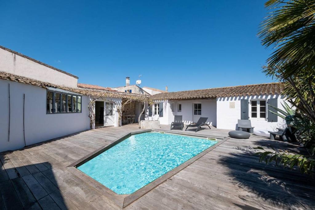 Swimmingpoolen hos eller tæt på Charmante maison dans venelle fleurie