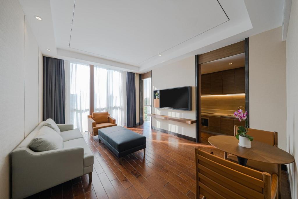 TV a/nebo společenská místnost v ubytování UrCove by Hyatt Shanghai Pudong East