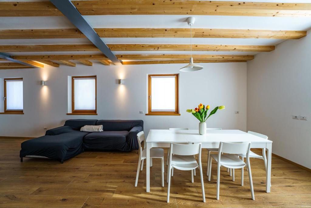 - un salon avec une table et un canapé dans l'établissement Casa Corradini by Go New Location, à Carano