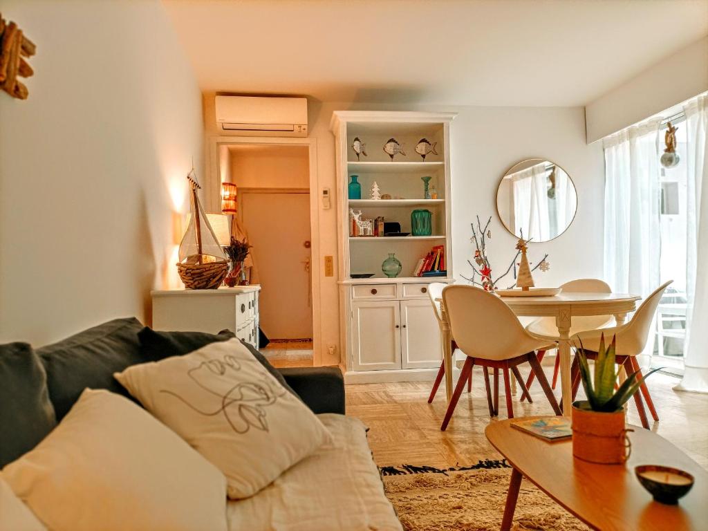 uma sala de estar com um sofá e uma mesa em Appartement cosy centre ville em Sainte-Maxime