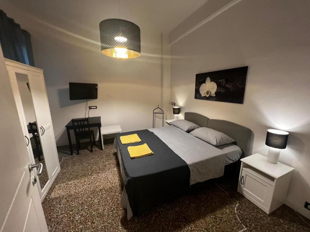 um quarto com uma cama e uma secretária. em Ambra em Génova
