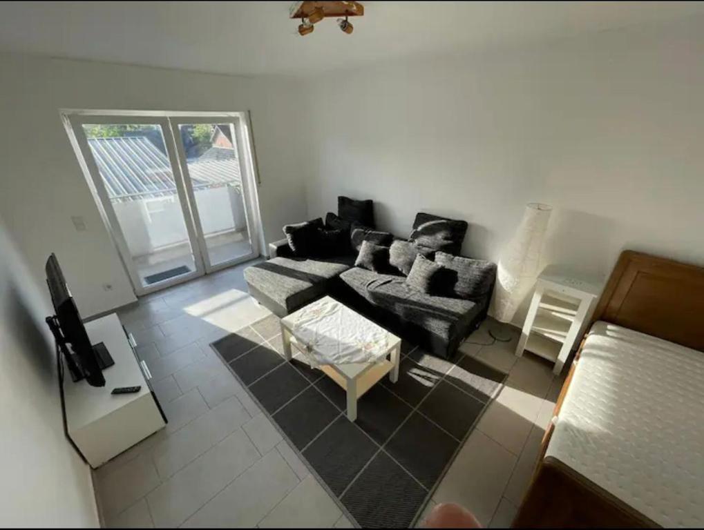 - un salon avec un canapé et une table dans l'établissement Apartment in 48599 Gronau Monteurzimmer, à Gronau