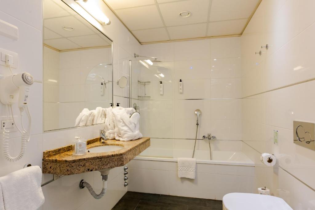 A bathroom at FH55 Grand Hotel Mediterraneo
