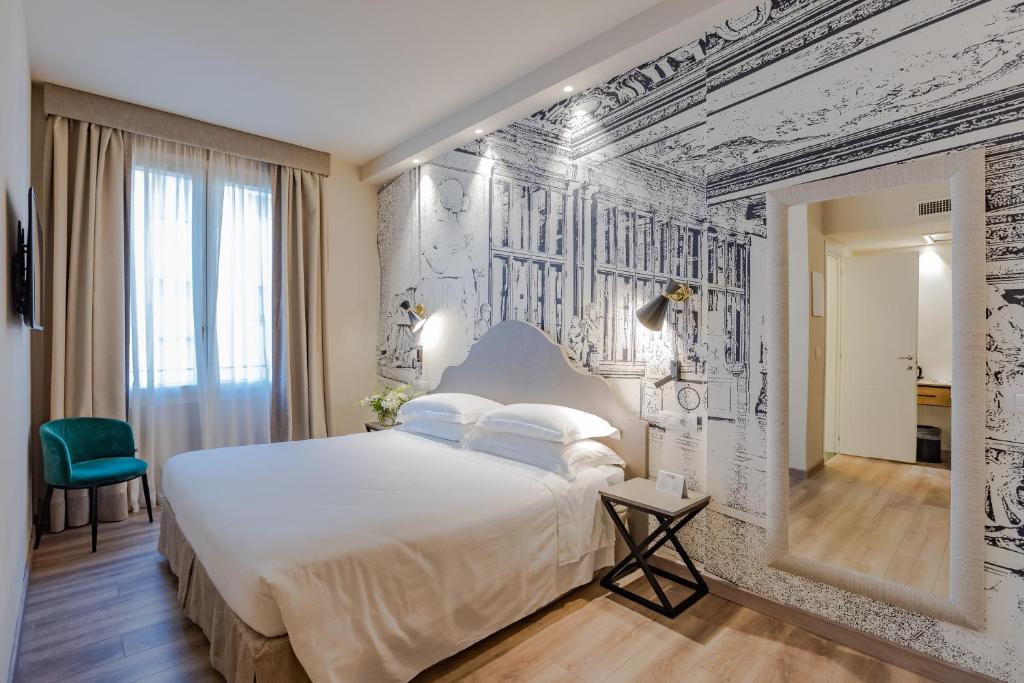 A bed or beds in a room at FH55 Grand Hotel Mediterraneo