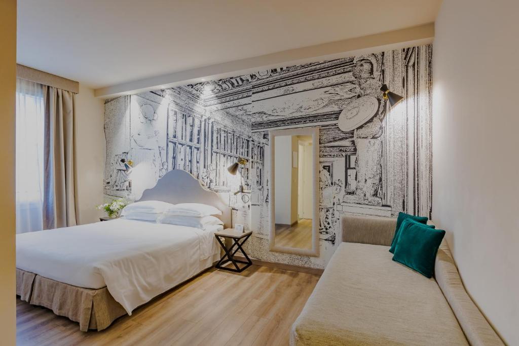 A bed or beds in a room at FH55 Grand Hotel Mediterraneo