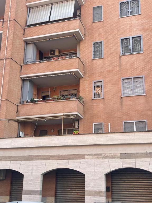 un grand bâtiment en briques avec trois portes de garage dans l'établissement Sweet Lullaby, à Rome