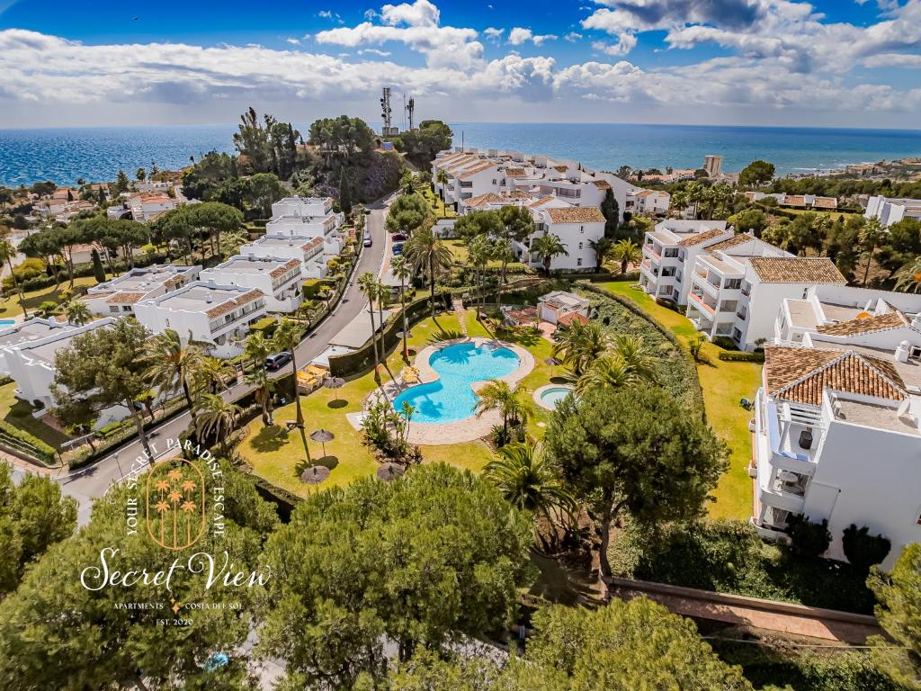una vista aérea de un complejo con piscina en Secret View Riviera Miraflores en La Cala de Mijas