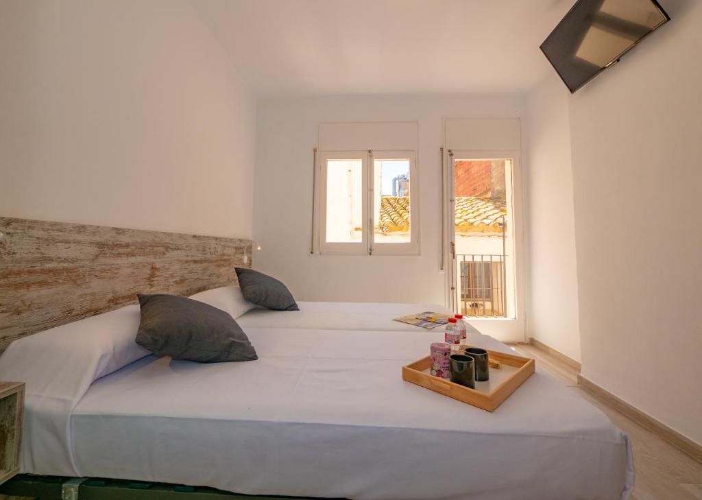 Un dormitorio con una gran cama blanca y una ventana en Agi Gloria Rooms, en Roses