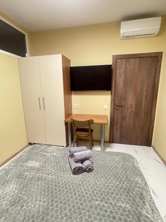 TV a/nebo společenská místnost v ubytování Pierre Apartments
