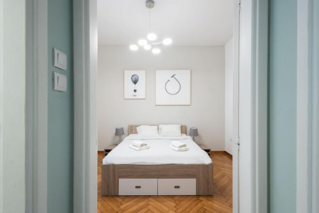 una camera bianca con un letto di Cute and central apt for 3 ad Atene