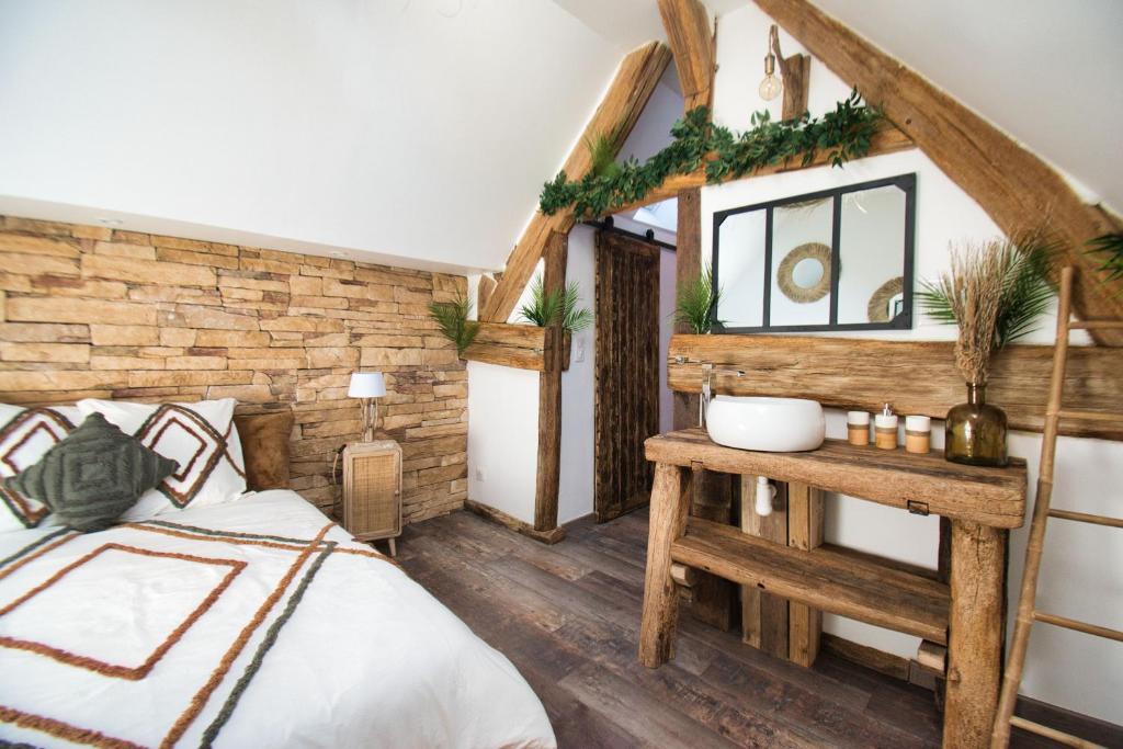 - une chambre avec un lit et un mur en bois dans l'établissement LE RELAIS DES CALECHES - La Jungle Room, 