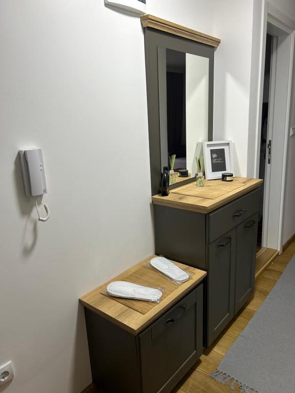 a bathroom with a sink and a mirror at Gray apartman in Vrnjačka Banja