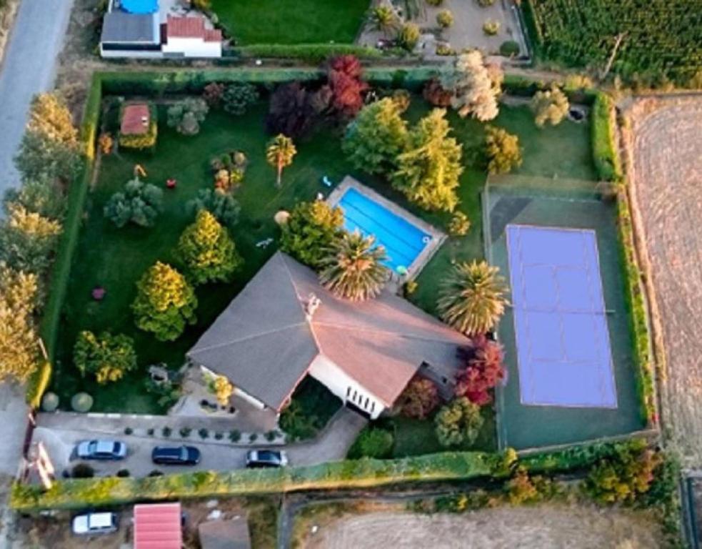 una vista aérea de un jardín con piscina y sombrilla en Casa Ana De Velasco, en Marcilla