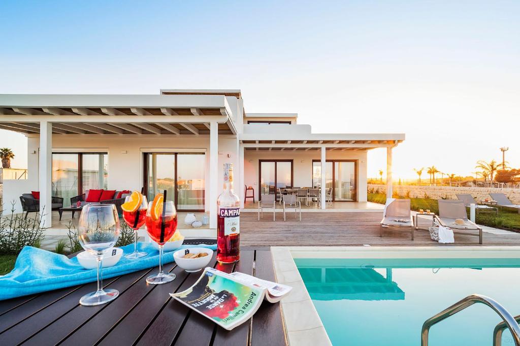 een villa met een zwembad en een huis bij San Lorenzo - Ulivo in Reitani