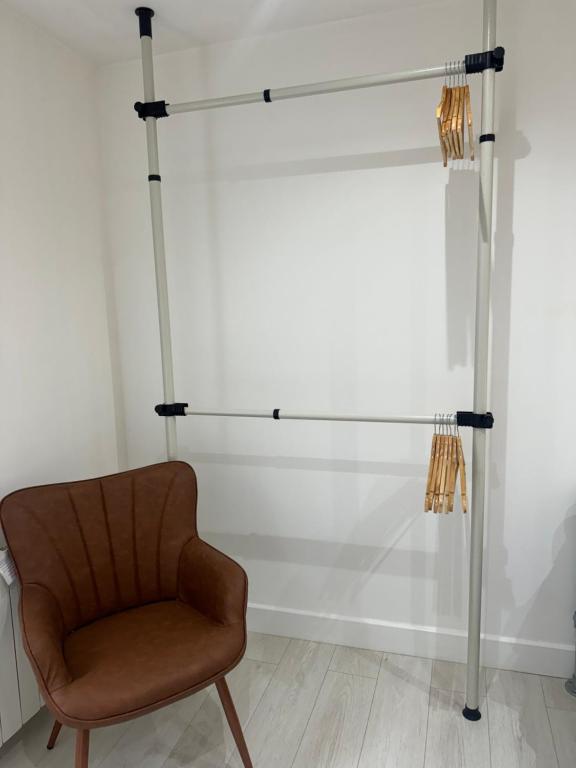 uma cadeira castanha num quarto com um poste em Urban Stay - Contractor accommodation em Grimsby