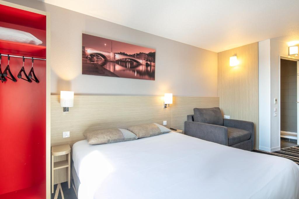 Postel nebo postele na pokoji v ubytování B&B HOTEL Lyon Aéroport Saint-Quentin-Fallavier
