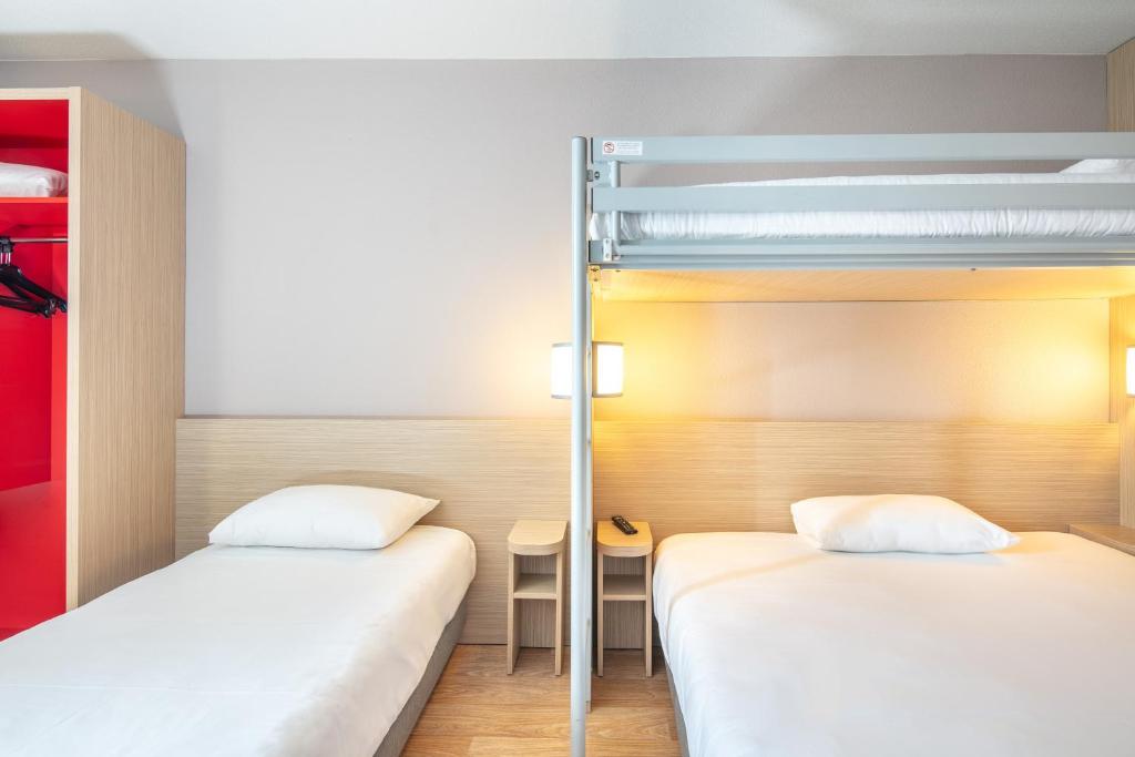 Postel nebo postele na pokoji v ubytování B&B HOTEL Lyon Aéroport Saint-Quentin-Fallavier