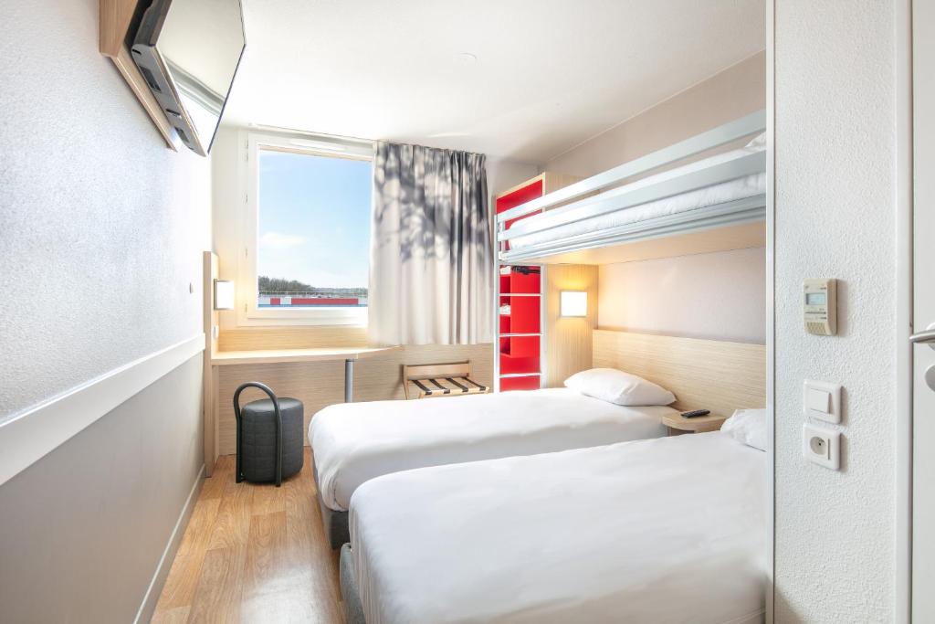 Postel nebo postele na pokoji v ubytování B&B HOTEL Lyon Aéroport Saint-Quentin-Fallavier
