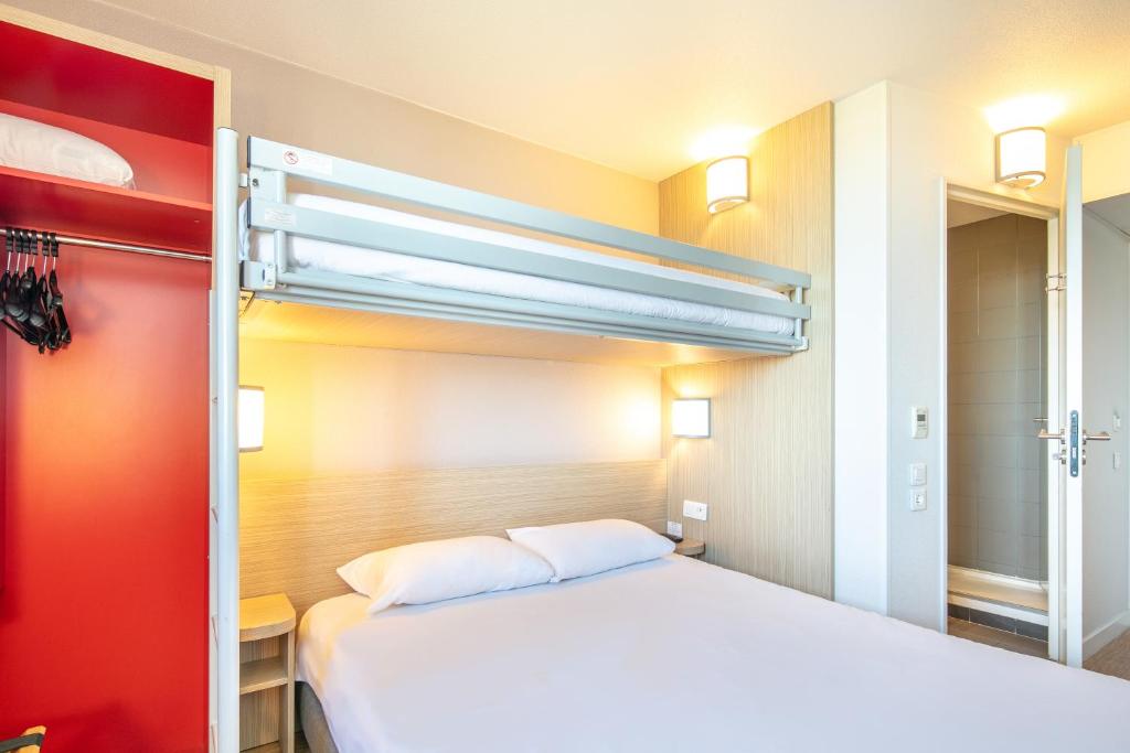 Postel nebo postele na pokoji v ubytování B&B HOTEL Lyon Aéroport Saint-Quentin-Fallavier