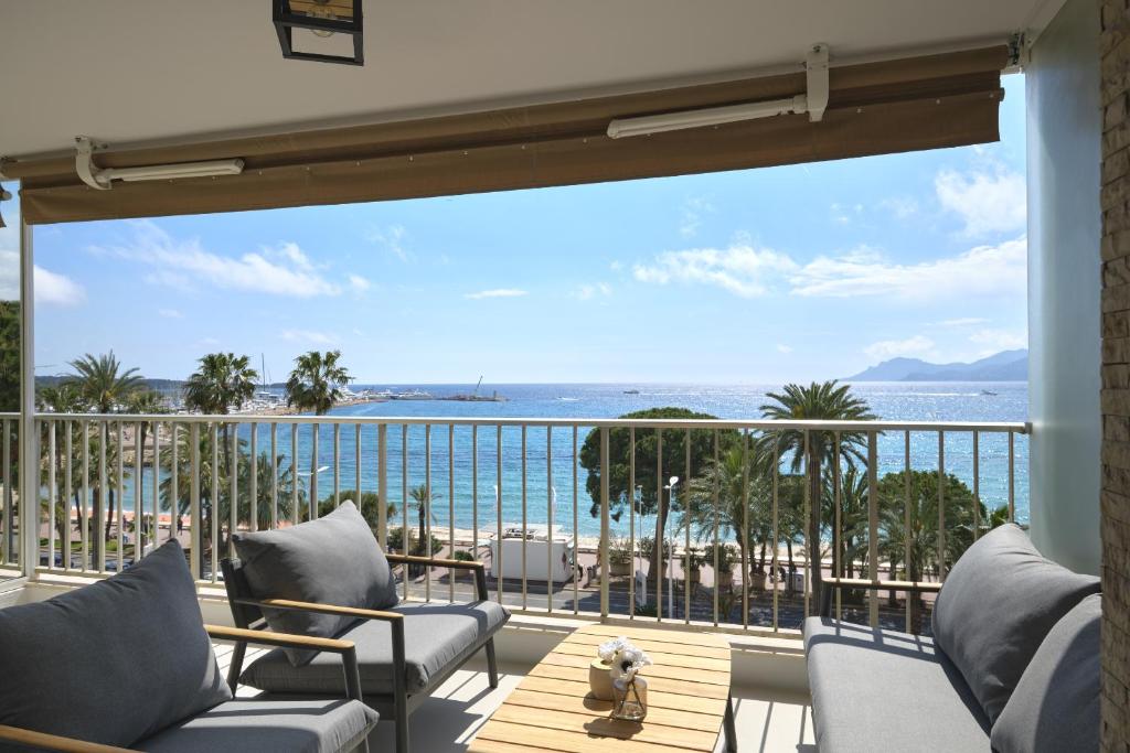 un balcon avec vue sur l'océan dans l'établissement Résidence Le Rabelais, à Cannes