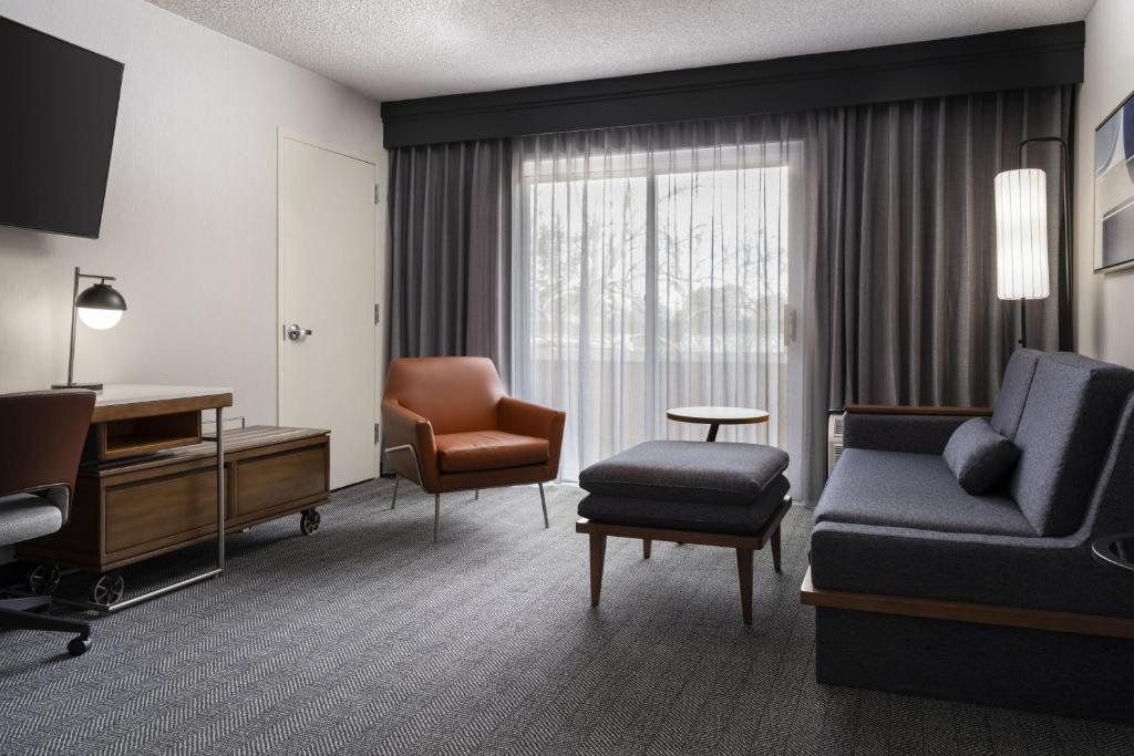 Courtyard by Marriott San Mateo Foster City - King Suite Con Sofá Cama - Audición Accesible