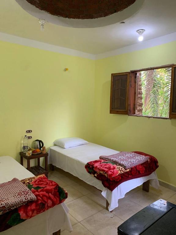 Postel nebo postele na pokoji v ubytování Omar Oasis