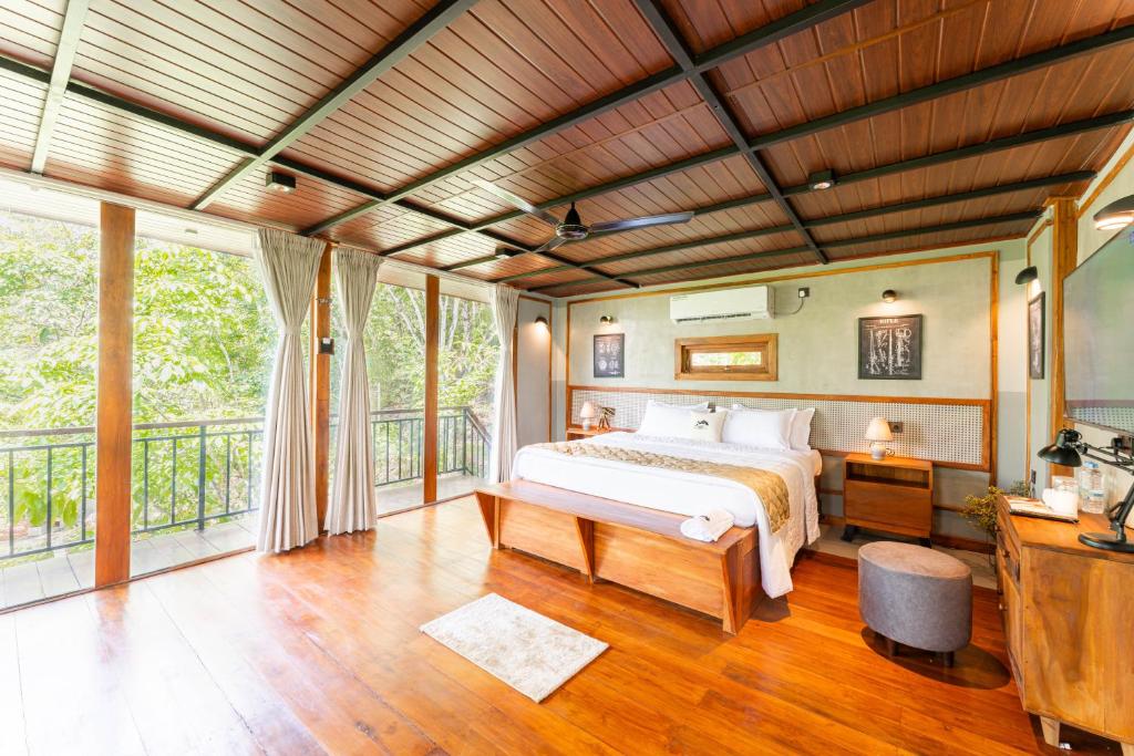 アビッサウェッラにあるTrance rabara resortのベッドルーム(ベッド1台付)、バルコニーが備わります。