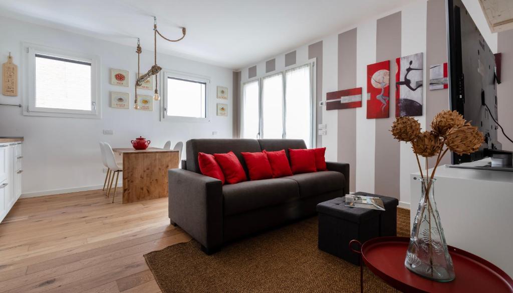 een woonkamer met een bank en rode kussens bij Italianway - Piranesi 18 B in Milaan