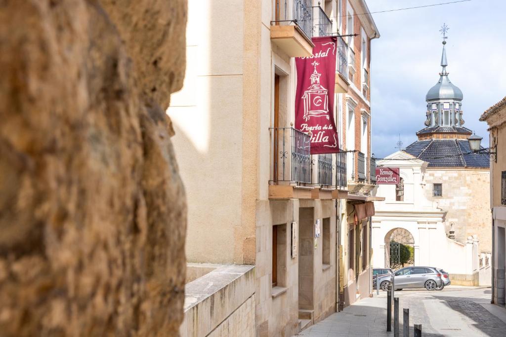 Hostal SIN RECEP24H Puerta de la Villa - Pet friendly & Restaurante - Housity