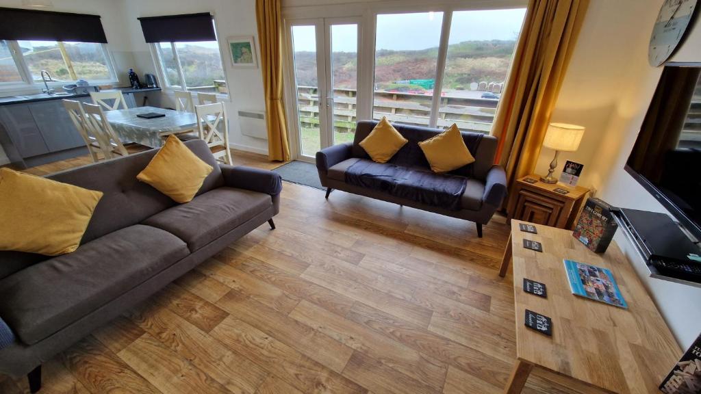 ein Wohnzimmer mit einem Sofa und einem Tisch in der Unterkunft 6 The Dunes in Braunton