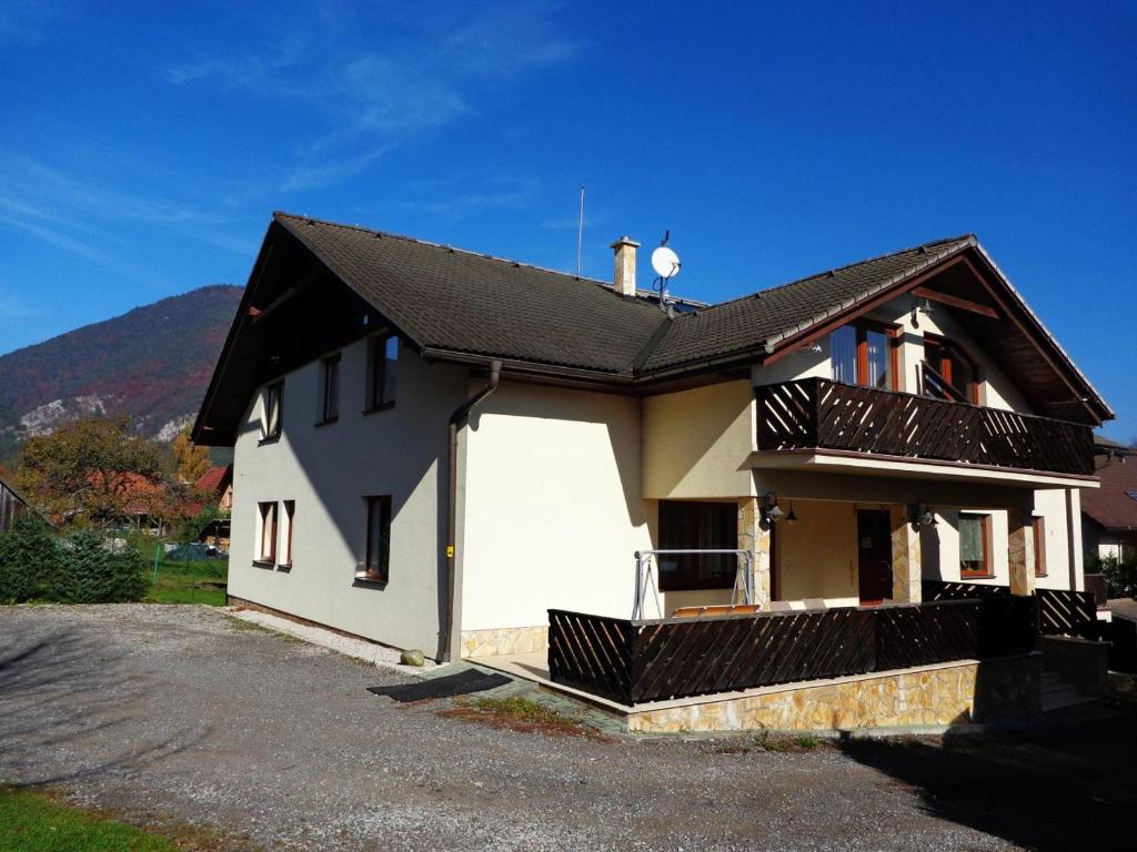 Casa blanca con balcón y garaje en VILLA SVORAD - Prosiecka dolina en Prosiek