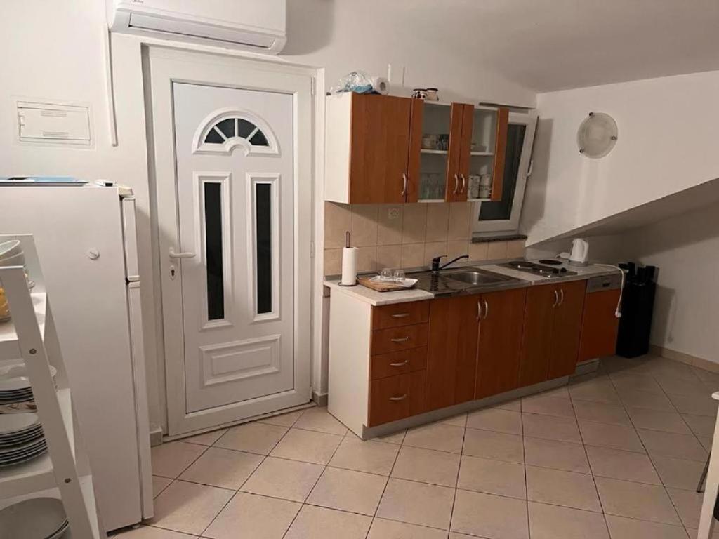 Kuchyň nebo kuchyňský kout v ubytování Apartments SID