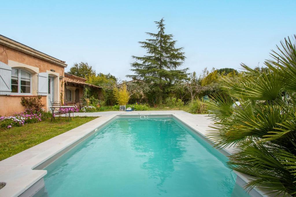 Bazén v ubytování Studio 404 nebo v jeho okolí