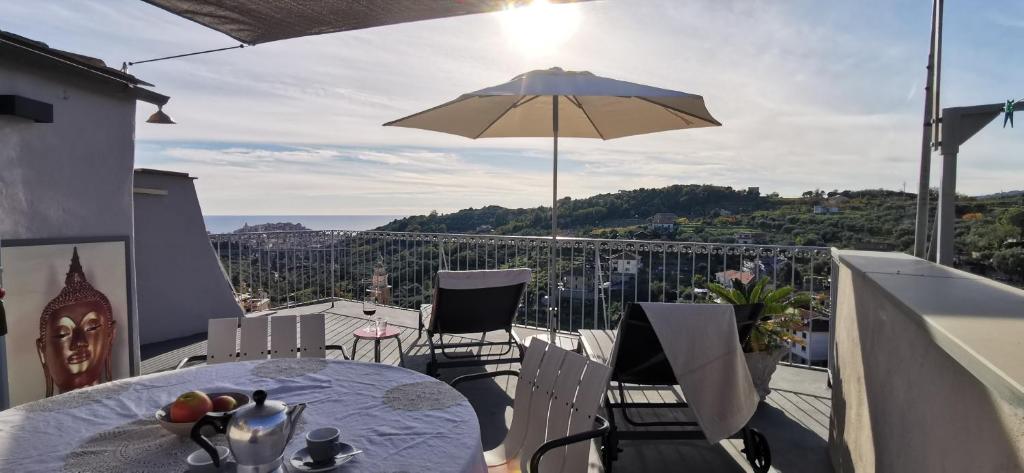- Balcón con mesa y sombrilla en Place to be, en Imperia