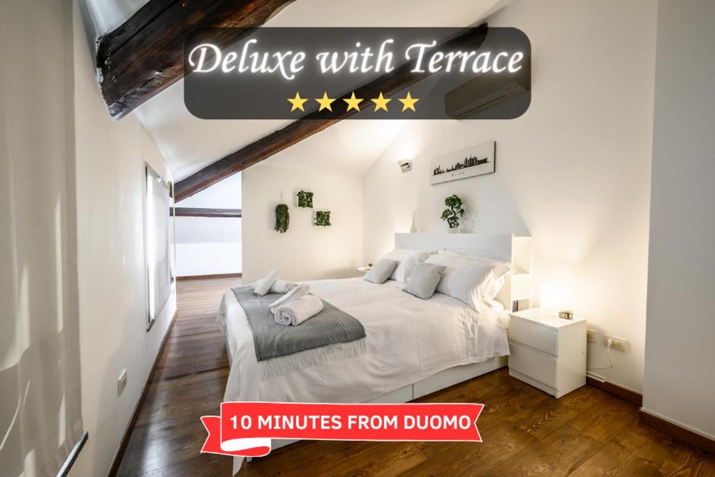 un dormitorio con cama y un cartel que lee baile con temstress en 10 minutes from Duomo with private terrace, en Milán