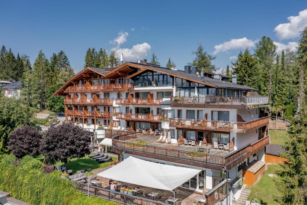 eine Luftansicht des Gasthofs auf den Berg in der Unterkunft Natur & Spa Hotel Lärchenhof in Seefeld in Tirol