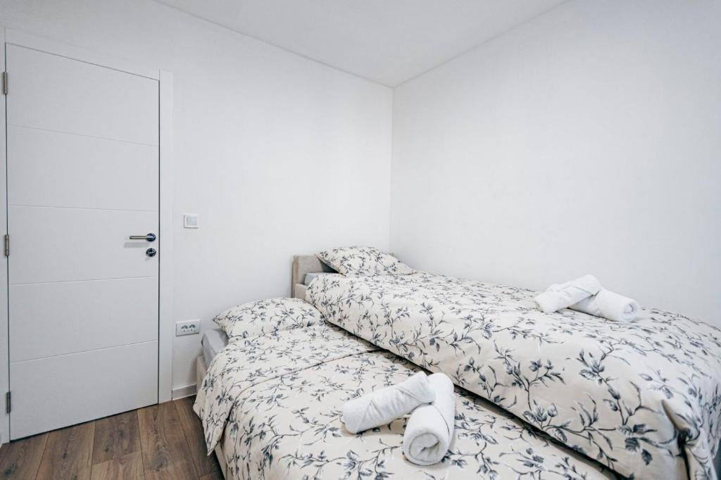 Postel nebo postele na pokoji v ubytování Bečići lux