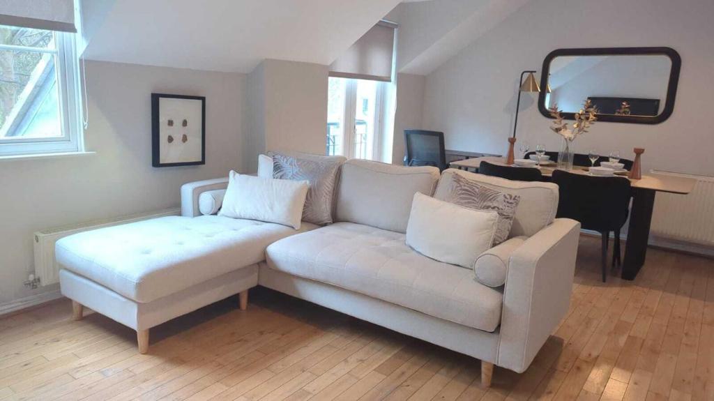 ein Wohnzimmer mit einem weißen Sofa und einem Tisch in der Unterkunft Alexander South Shields Coast in South Shields