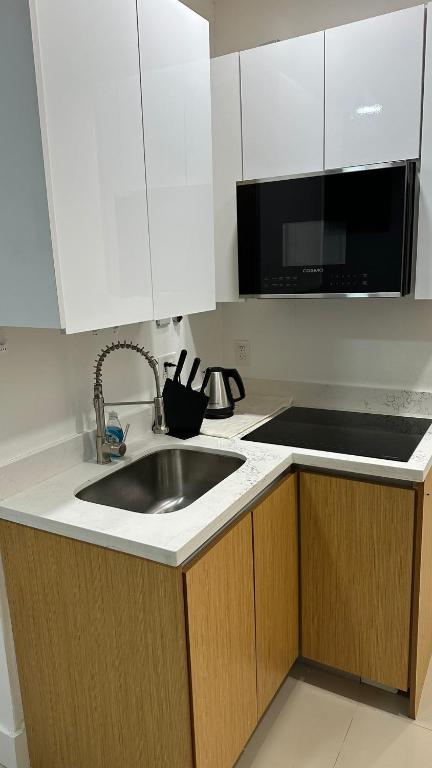 Kuchyň nebo kuchyňský kout v ubytování 203 Miami Shared Rooms for Men Central Comfortable, Affordable