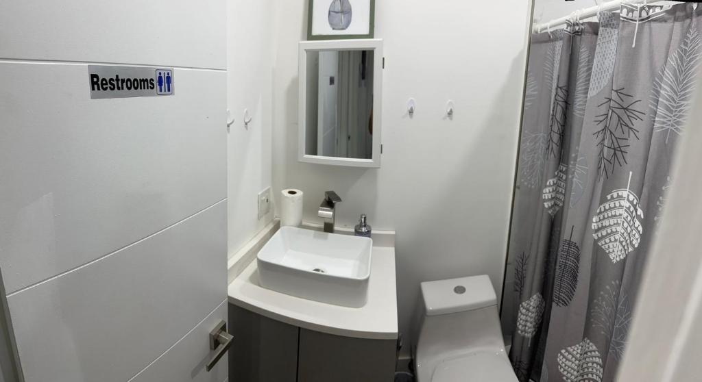マイアミにあるTrakas 203の白いバスルーム(洗面台、トイレ付)