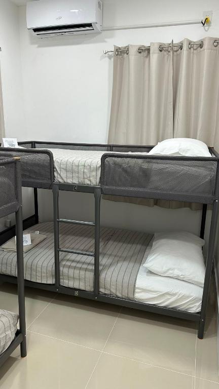 Postel nebo postele na pokoji v ubytování 203 Miami Shared Rooms for Men Central Comfortable, Affordable